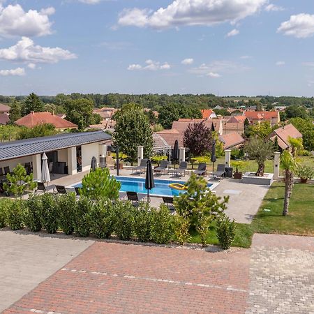 Ludvig Panzio Bed & Breakfast Villany Bagian luar foto