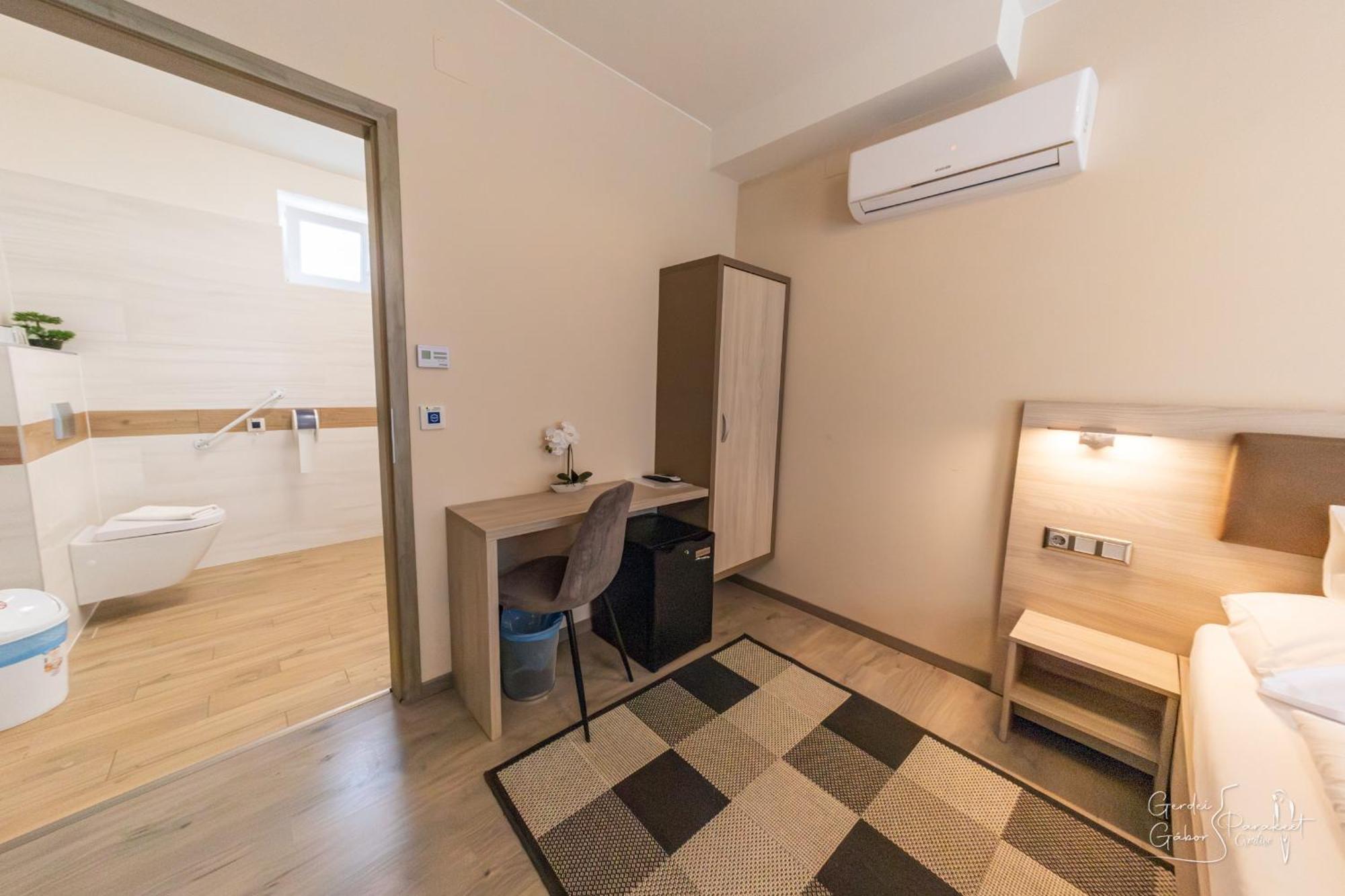Ludvig Panzio Bed & Breakfast Villany Bagian luar foto