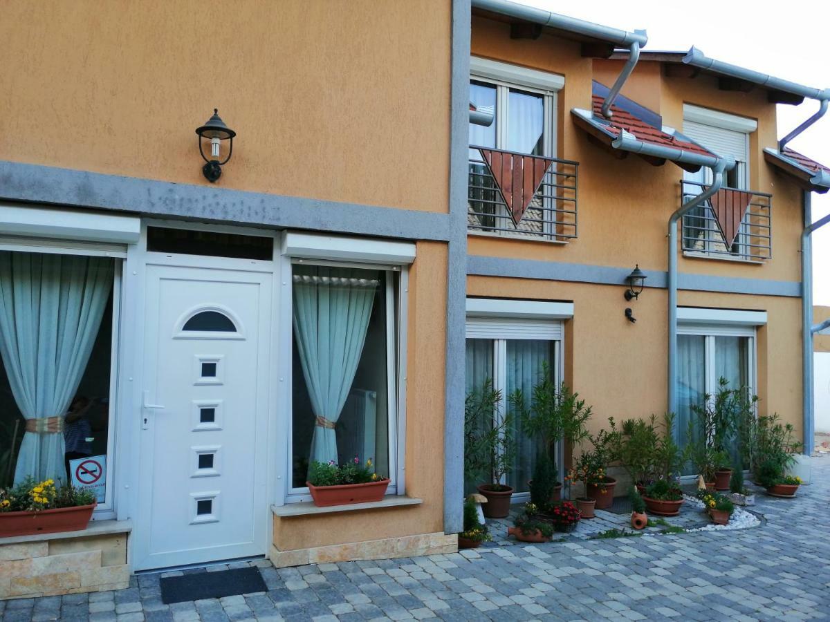 Ludvig Panzio Bed & Breakfast Villany Bagian luar foto